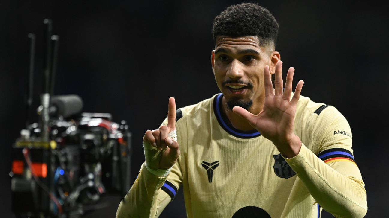 Selebrasi Ronald Araujo setelah mencetak  gol dalam kemenangan comeback Barcelona atas Real Oviedo