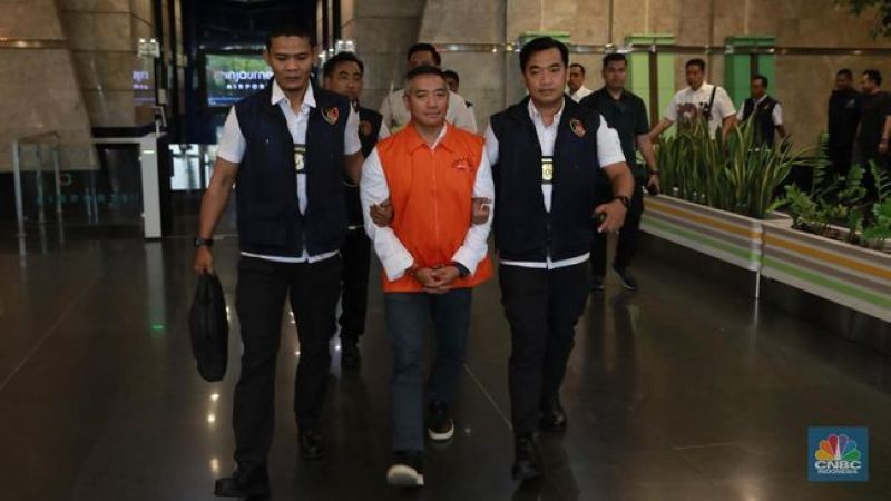 Mantan CEO Investree, Adrian Asharyanto Gunadi ditangkap saat tiba di Bandara Internasional Soekarno-Hatta.