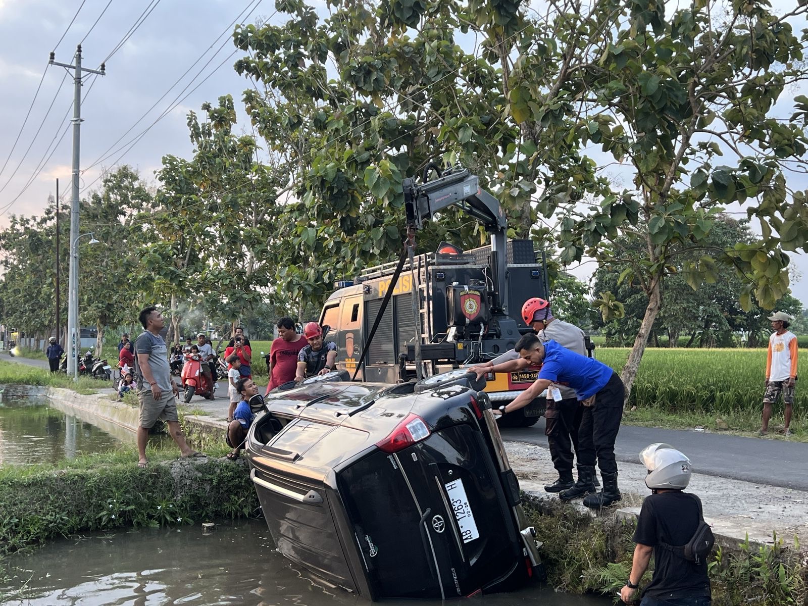Keterangan Personil Dit Samapta Polda DIY saat menangani mobil msuk ke sawah.