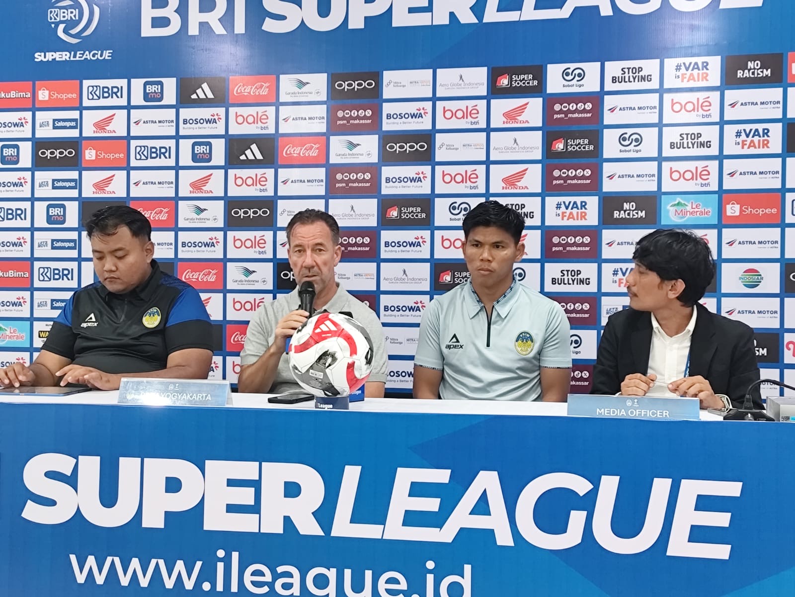 Sesi konferensi pers setelah pertandingan antara PSM Makassar dan PSIM Jogja.