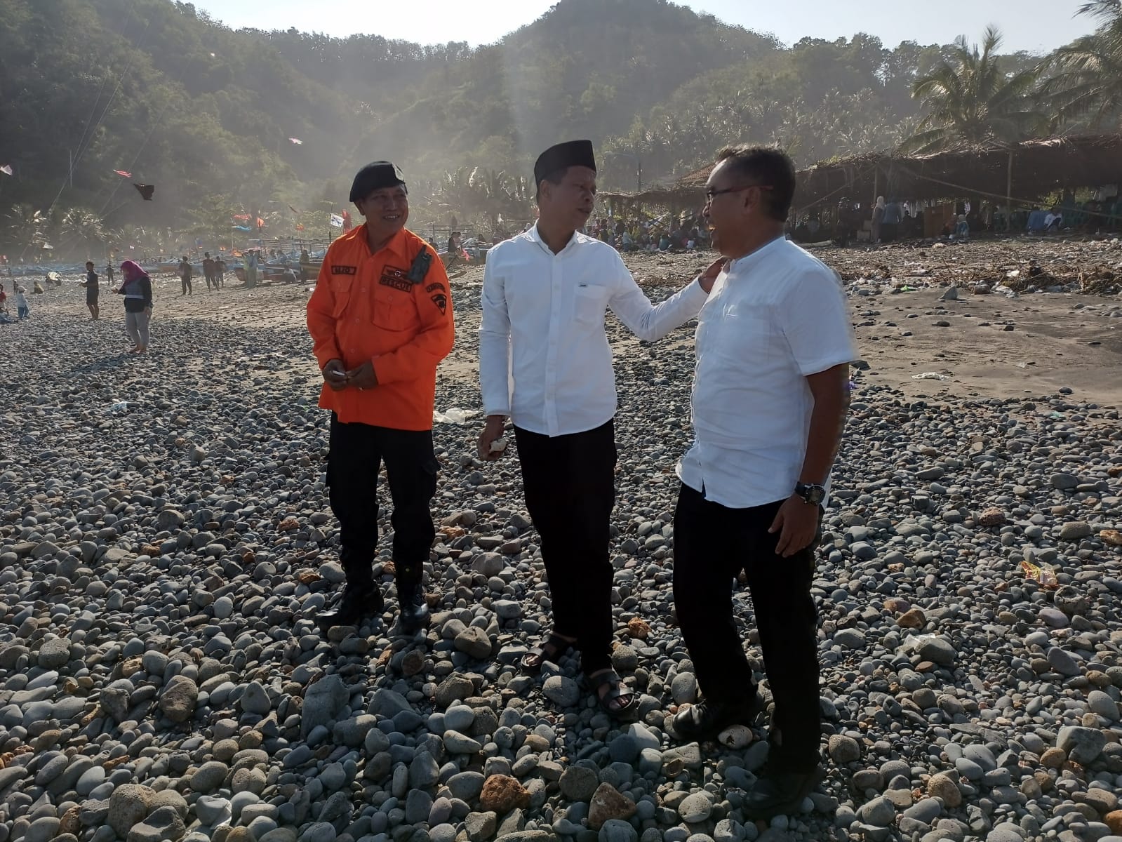 TURUN LAPANGAN: Wakil Bupati Kebumen Zaeni Miftah (tengah) didampingi Kepala Dinas DLHKP dan relawan SAR mengecek kondisi Pantai Pasir di Kecamatan Ayah.