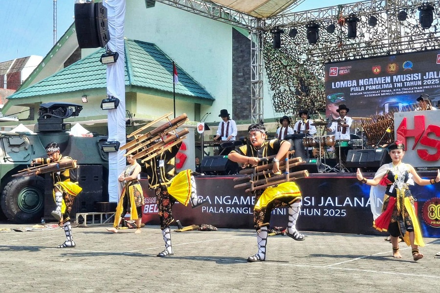 Kelompok seniman jalanan mengikuti Lomba Ngamen Musisi Jalanan Piala Panglima TNI 2025, di kompleks Museum Pusat TNI AD Dharma Wiratama, Jogja, Minggu (28/9/2025).