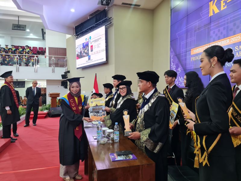 SIMBOLIS: Wisudawan terbaik Untidar saat melakukan prosesi pewisudaan di Gedung dr HR Suparsono, Sabtu (27/9).