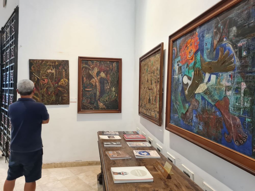 ARTISTIK: Seni rupa yang ditampilkan di Museum H Widayat cukup banyak dan membuat pengunjung terpukau.