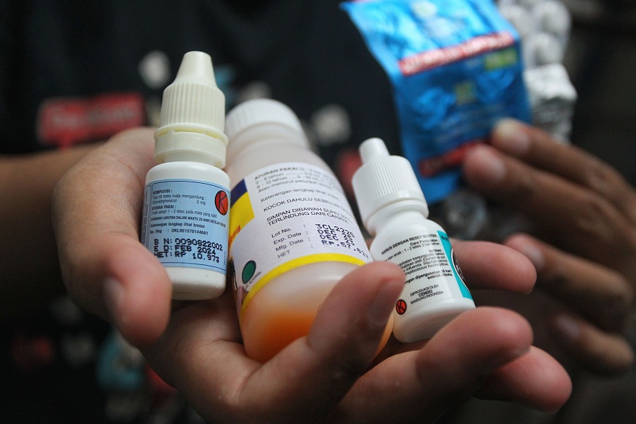 Warga menunjukkan obat yang mendekati kadaluarsa dan sudah kadaluarsa, Jogja, Minggu (28/9/2025).