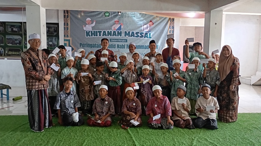 SEMANGAT: Pengasuh Ponpes Ulul Albab Balirejo Yogyakarta KH Ahmad Yubaidi beserta istri saat berfoto bersama dengan peserta khitan massal gratis.