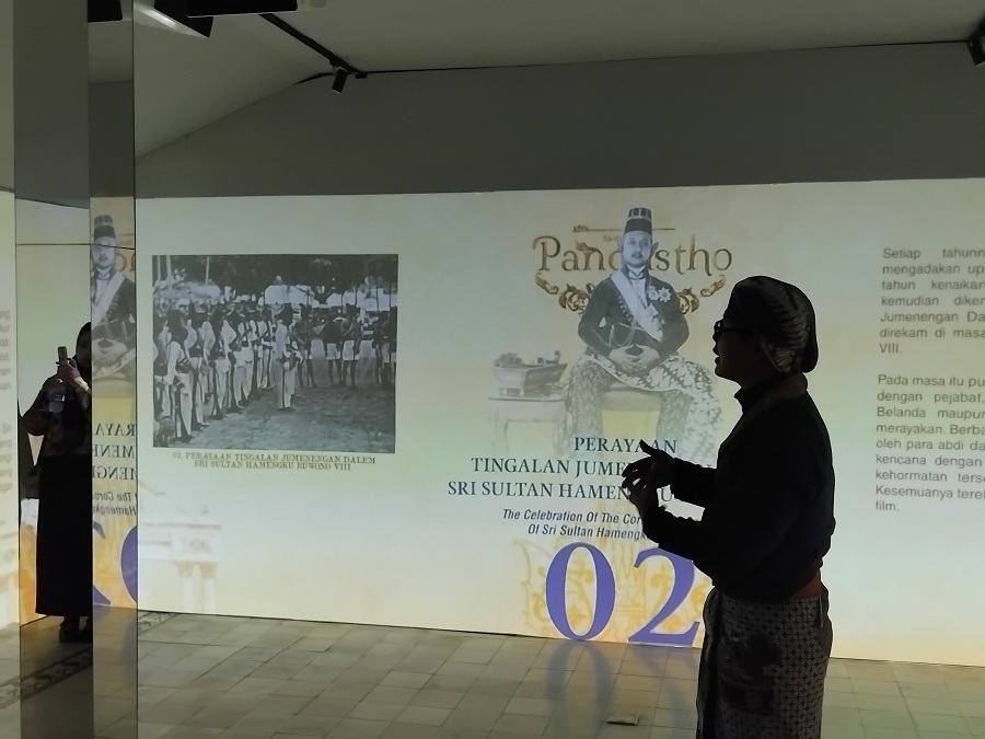 Kurator Pameran Pangastho Aji, Laku Sultan Kedelapan Fajar Wijanarko.