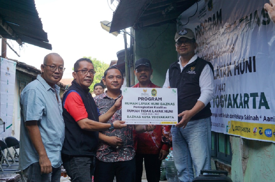 SIMBOLIS: Penyerahan papan simbol dimulainya kegiatan program bedah RTLH di dua wilayah Kelurahan Ngampilan dan Panembahan.