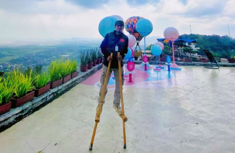 Suwinda sedang memainkan egrang