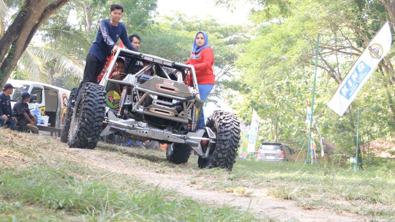 FLAG OFF: Peserta Jelajah Offroad tancap gas setelah bendera dikibarkan.