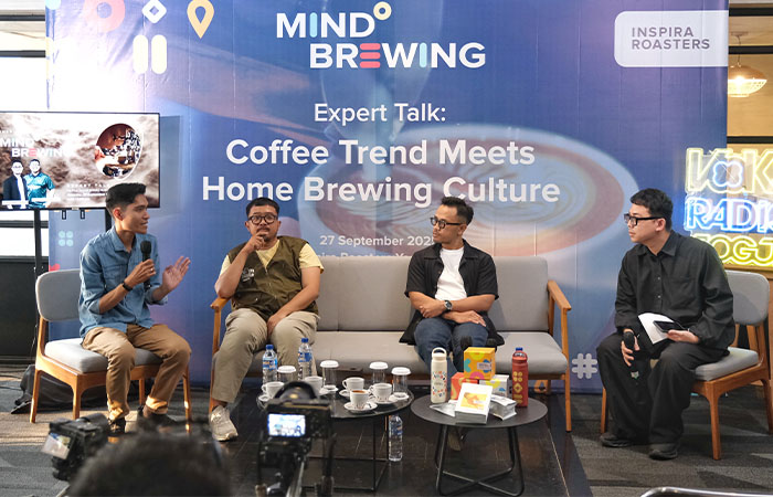 Expert Talk bersama Efenerr (Bapak Magic Indonesia), Imam Alfaqih (Head Barista Inspira Roasters Yogyakarta) dan Lintang Noviantara.