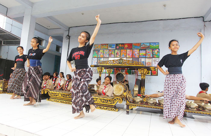 NGURI-URI BUDAYA: Para siswa SMPN 16 Jogja saat mengikuti kegiatan ekstrakurikuler gamelan, nembang dan tari menunjukkan kemampuannya di lingkungan sekolah Jumat (26/9/2025).