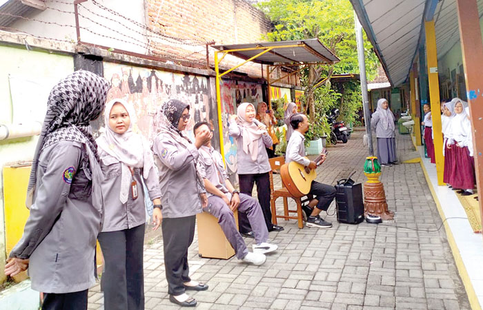 PRAKTIK LANGSUNG: Guru di SDN Puro Pakualaman 1 Jogja mendampingi langsung para siswanya yang sedang mengikuti kegiatan Fun English di lingkungan sekolahnya.
