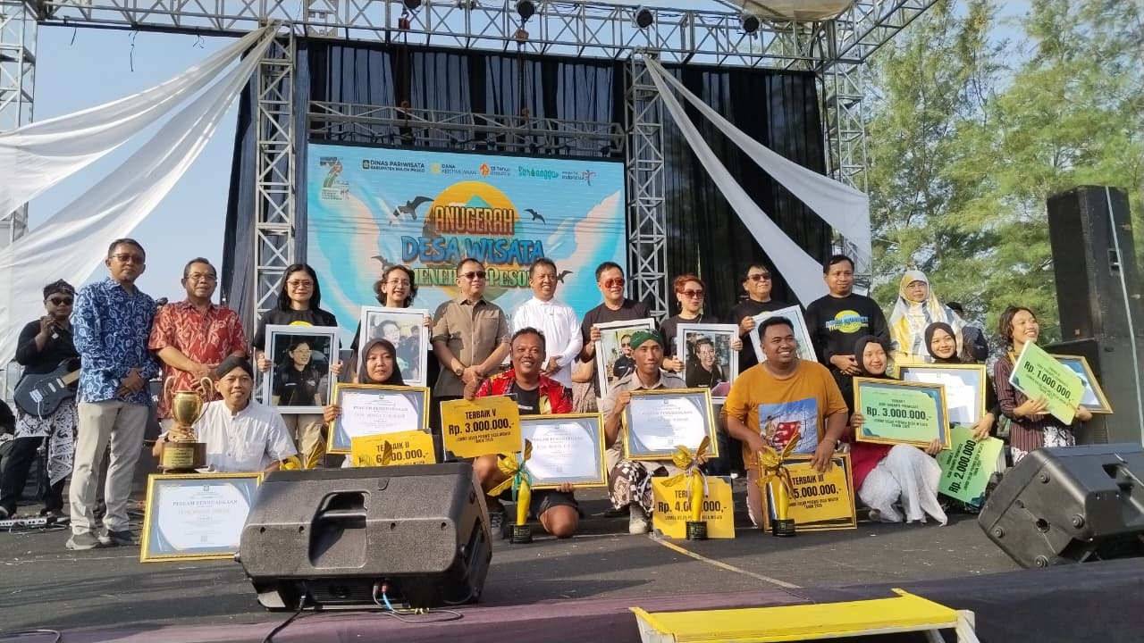 APRESIASI: Perwakilan Desa Wisata menerima hadiah hasil lomba.