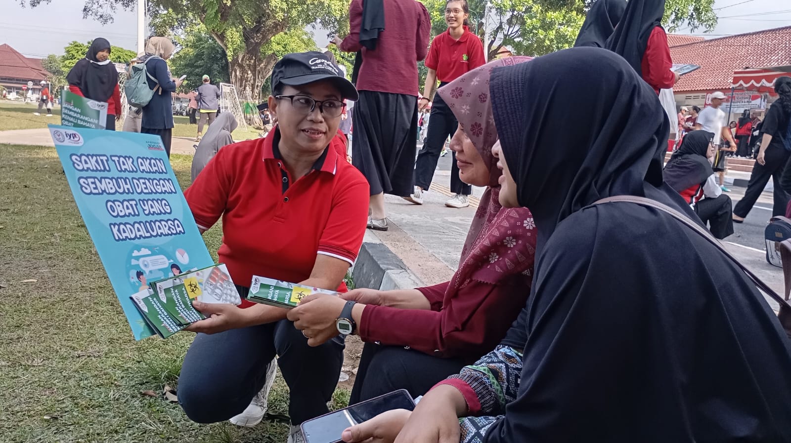 EDUKASI: Ikatan Apoteker Indonesia (IAI) DIY saat melakukan edukasi tentang gerakan Ayo Buang Sampah Obat, Minggu (28/9/2025).