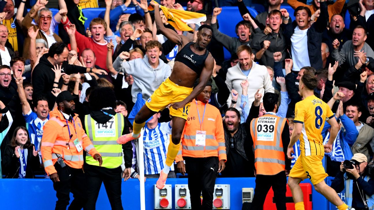 Selebrasi Danny Welbeck setelah mencetak gol kemenangan Brighton atas Chelsea