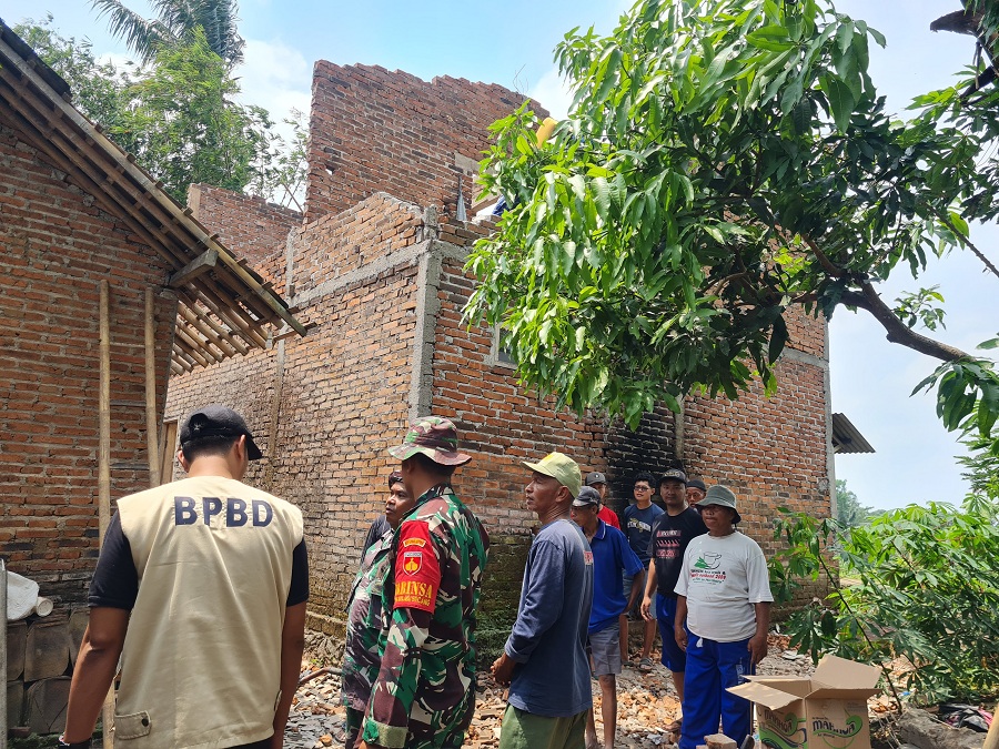 RUSAK: Kondisi rumah Sobirin di Dusun Kerten, Krincing, Secang cukup mengkhawatirkan akibat bencana hujan dan angin kencang pada Minggu (28/9/2025).