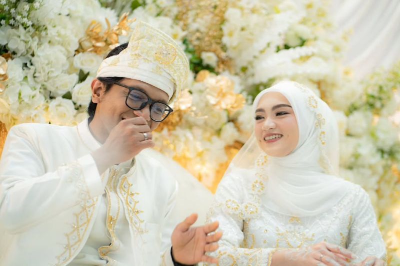 Komika Dzawin Nur akhirnya menikah dengan kekasihnya Renny Rachmawaty pada 27 September 2025.