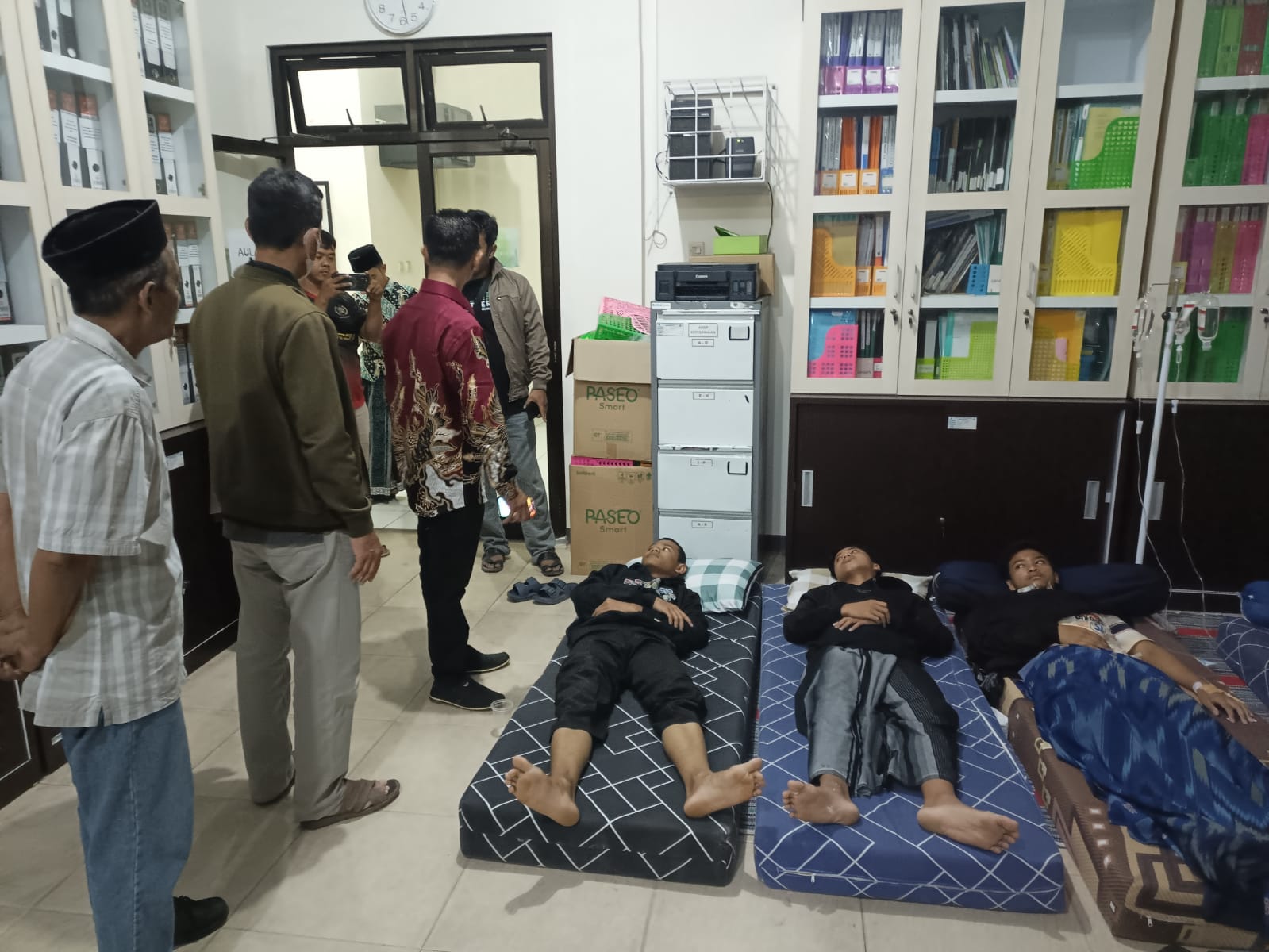Sejumlah pelajar mendapatkan perawatan medis di Puskesmas Petanahan, Kamis (25/9) malam. Mereka terbaring lemas karena keracunan usai mengonsumsi hidangan program Makan Bergizi Gratis (MBG).