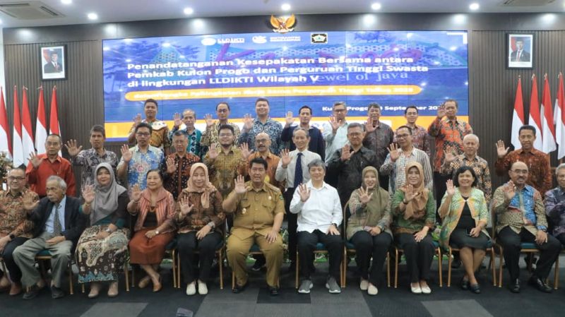 TEKEN: Bupati Kulon Progo bersama puluhan perwakilan perguruan tinggi menandatangani MoU.&nbsp;