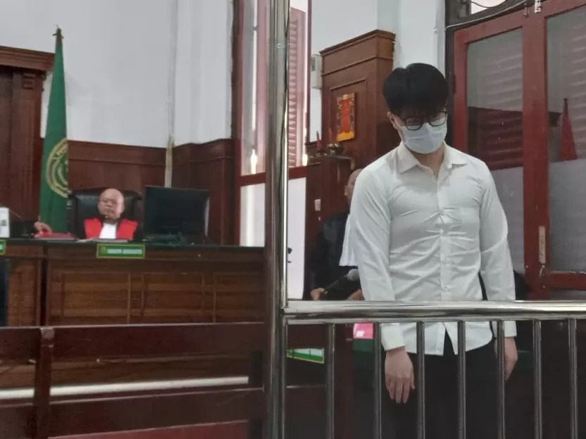 Terdakwa Antonio saat menjalani sidang di PN surabaya. Ia disidang degan khasus kecelakaan di Jalan Mayjen Sungkono, Surabaya (sumber gambar Radar Surabaya)