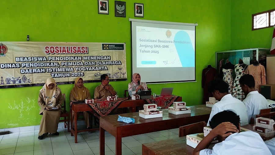 EDUKASI: Anggota Komisi D DPRD DIY Tustiyani sedang mensosialisasikan beasiswa kepada siswa-siswi di SMK Ma&rsquo;arif 1 Kretek,&nbsp;Senin (29/9/2025)