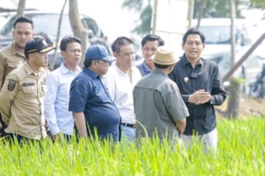 Dari kiri, Bupati Indramayu Lucky Hakim, perwakilan tim percepatan pembangunan Indramayu Joni Eko Saputro, Kepala Dinas Pertanian Kab. Indramayu Sugeng Heryanto, Ketua Gapoktan Taryono