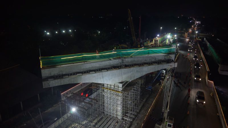 KOKOH: Proses pembangunan Tol Jogja-Solo di kawasan simpang Kronggahan, Sleman. Pilar penyangga jalan mulai terpasang.