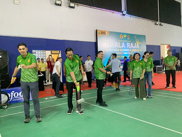 SEREMONIAL: Raja Keraton Ngayogyakarta Hadiningrat Sultan HB Ka 10 dan Ketua Umum Pengda PBSI DIY KPH Yudanegara resmi membuka Kompetisi Kejuaraan Bulu Tangkis Piala Raja Hamengku Buwono X .