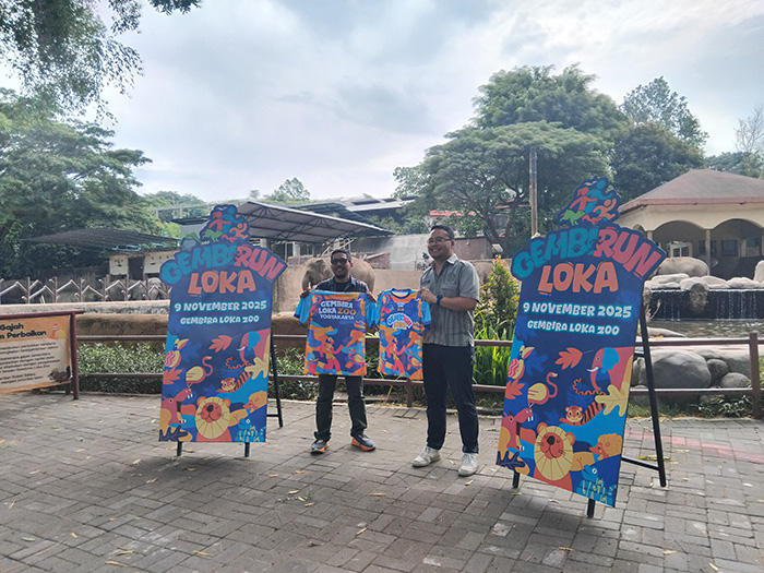 Ketua Panitia GembiRun Loka 2025 Leonardo Niko bersama panitia di depan kandang gajah Gembira Loka Zoo.&nbsp;