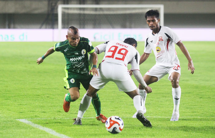 Pemain PSS Sleman Riko Simanjuntak saat melawan pemain Deltras FC di Maguwoharjo International Stadium (MagIS) Senin (29/09/2025).