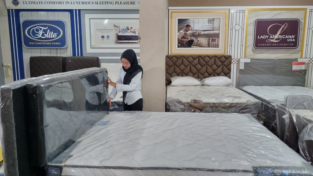 Berbagai produk yang ada untuk mengisi ruang kamar tidur di Santi Mebel