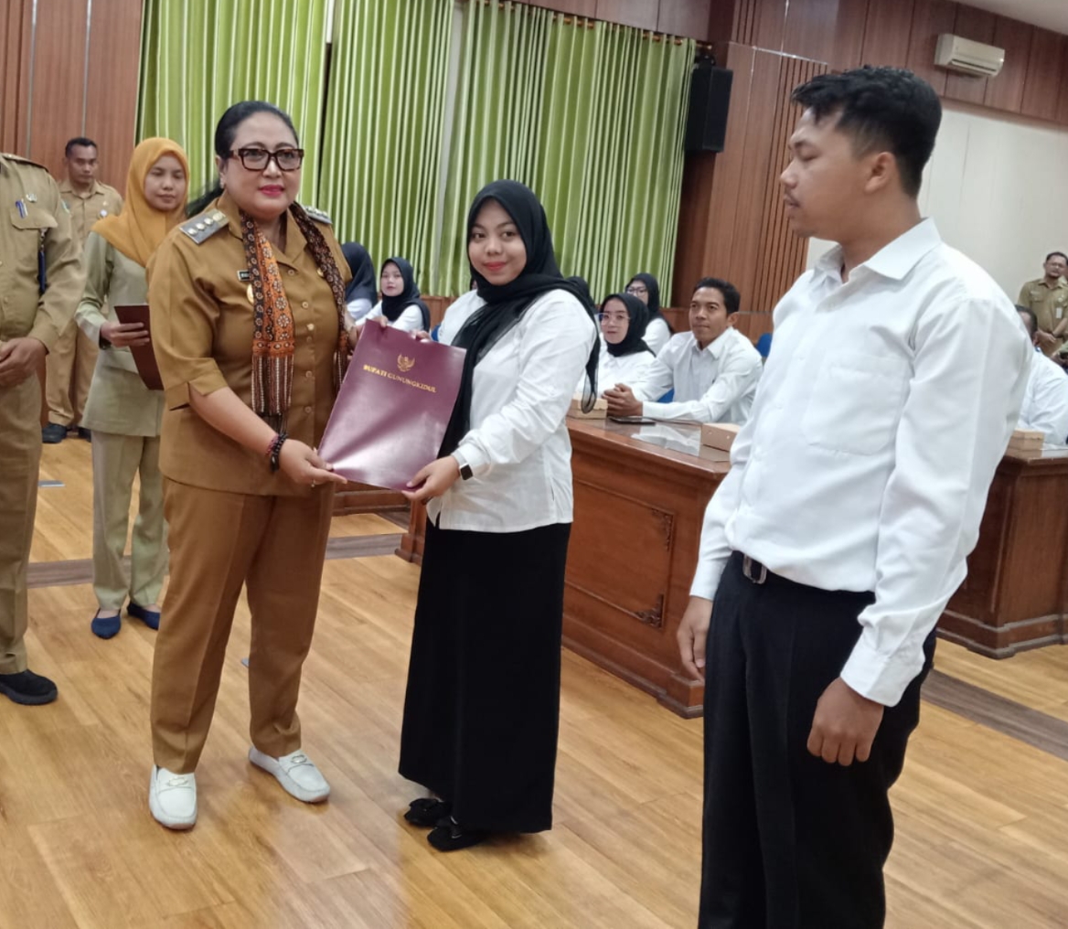 Penyerahan SK yang dilakukan oleh Bupati Gunungkidul Endah Subekti Kuntariningsih di Ruang Rapat Handayani Sekretariat Daerah pada Selasa pagi (30/9).