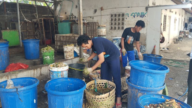 KREATIF: Santri Pondok Pesantren Ali Maksum sedang membuat biogas dari sampah organik di ex Rumah Sakit Umum Veteran Patmasuri Selasa (30/9).