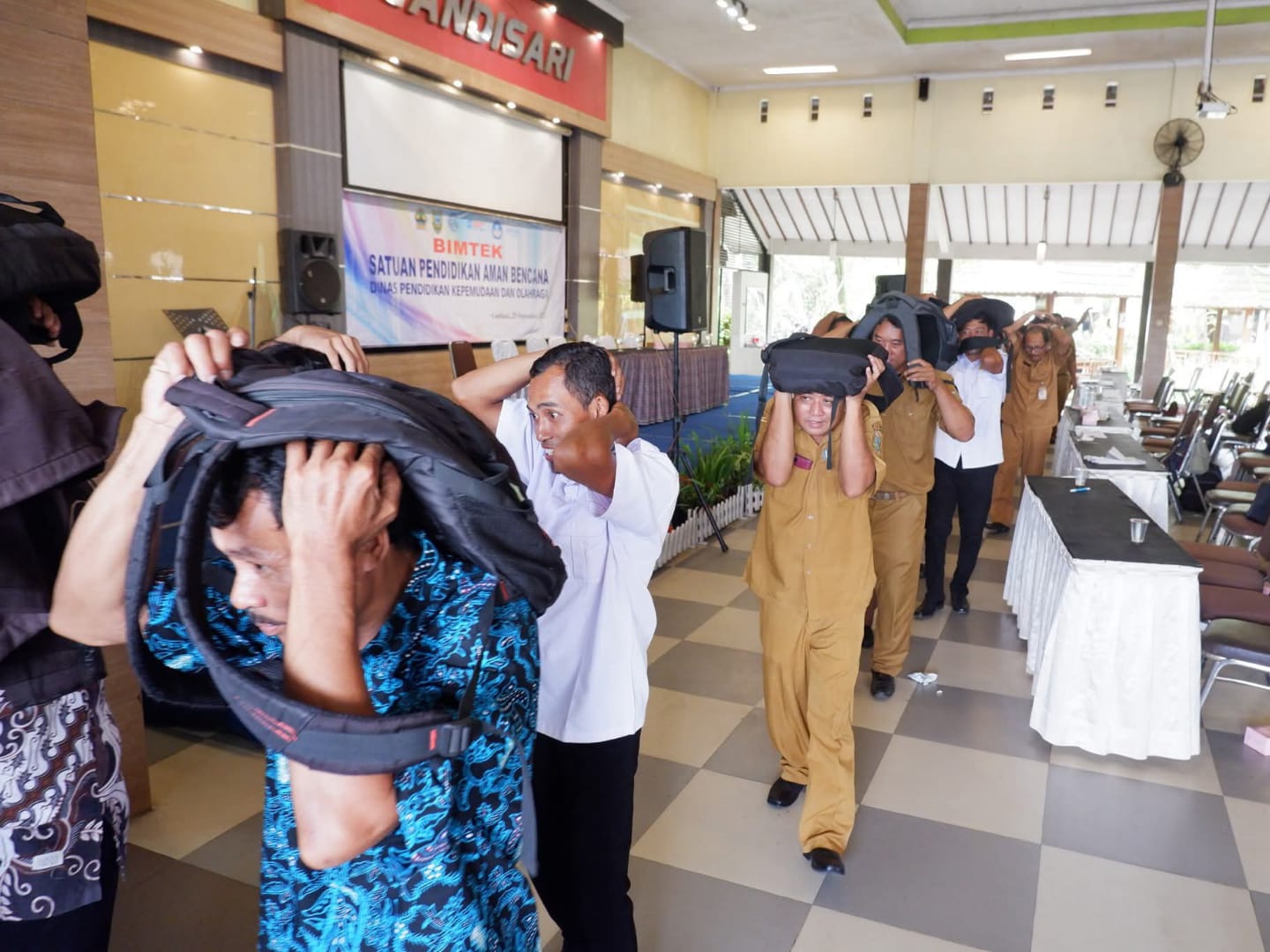 Sejumlah guru SD di Kebumen mengikuti simulasi penanganan bencana gempa bumi. Kegiatan inu berlangsung untuk membekali guru agar sigap ketika terjadi bencana. (Dokumentasi BPBD Kebumen)