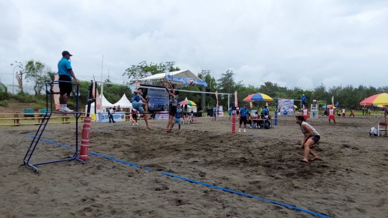 SERU: Pemain bola voli pantai menikmati permainan voli di Laguna Pantai Glagah.&nbsp;