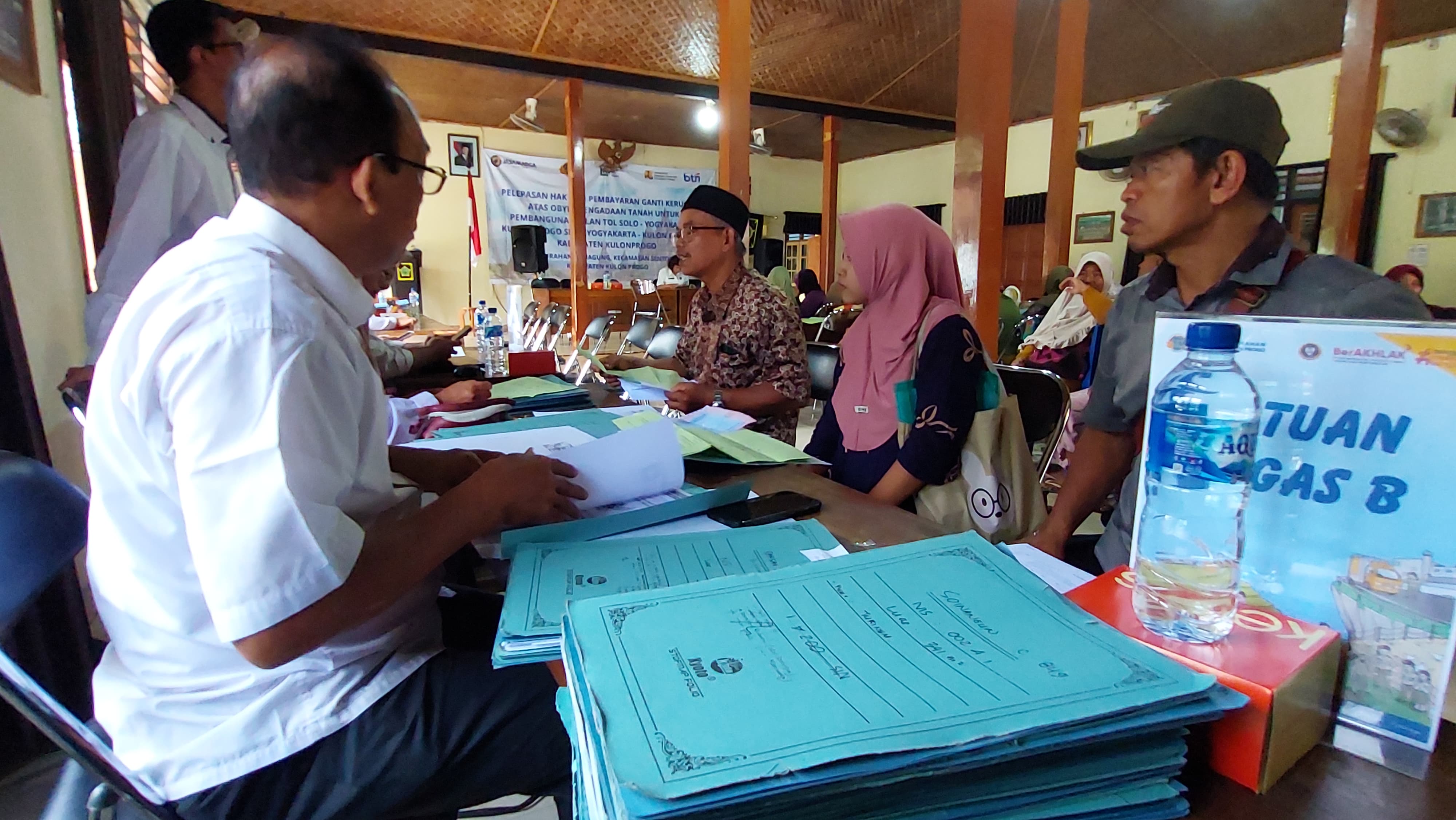 ANOM BAGASKORO/RADAR JOGJA PEMBERKASAN: Penerima ganti rugi melengkapi berkas sebelum menerima uang.