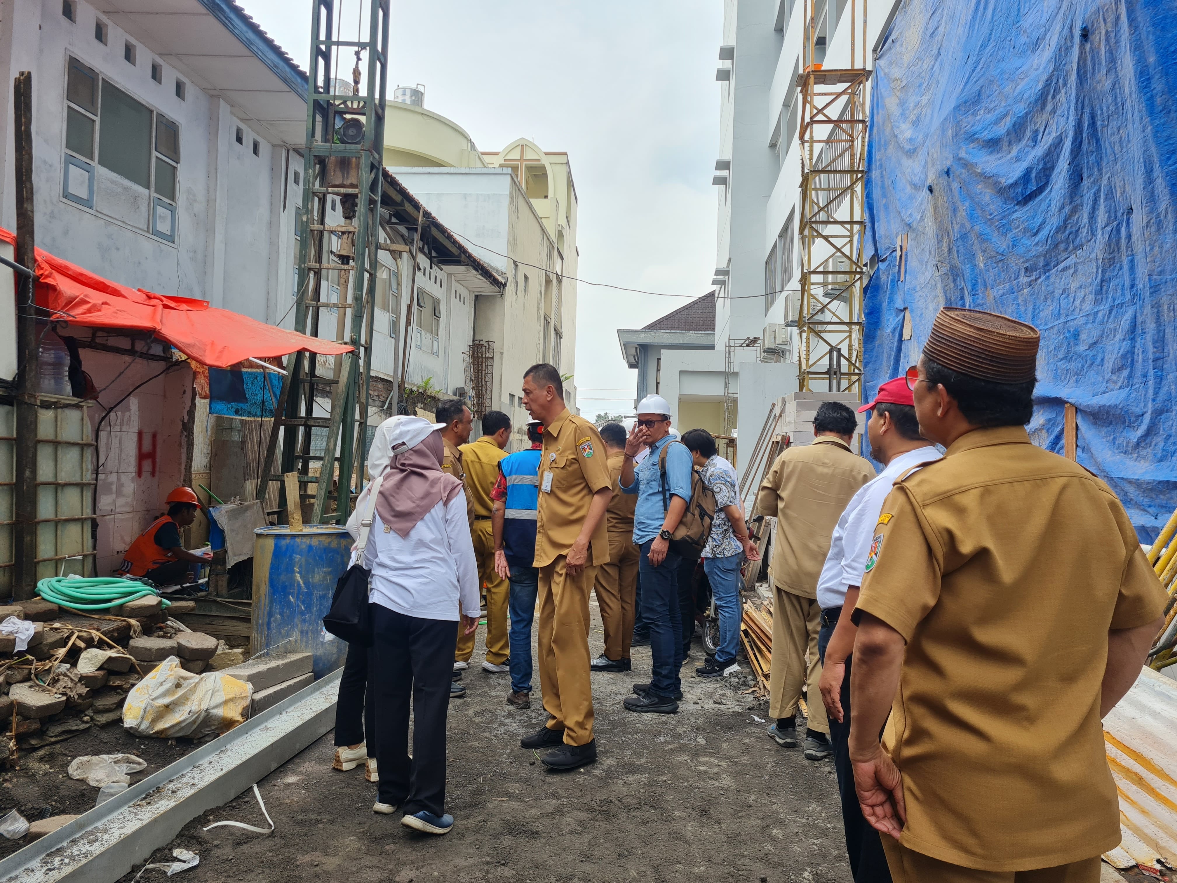 Wali Kota Magelang bersama jajarannya saat meninjau proyek pembangunan daerah, Selasa (30/9).