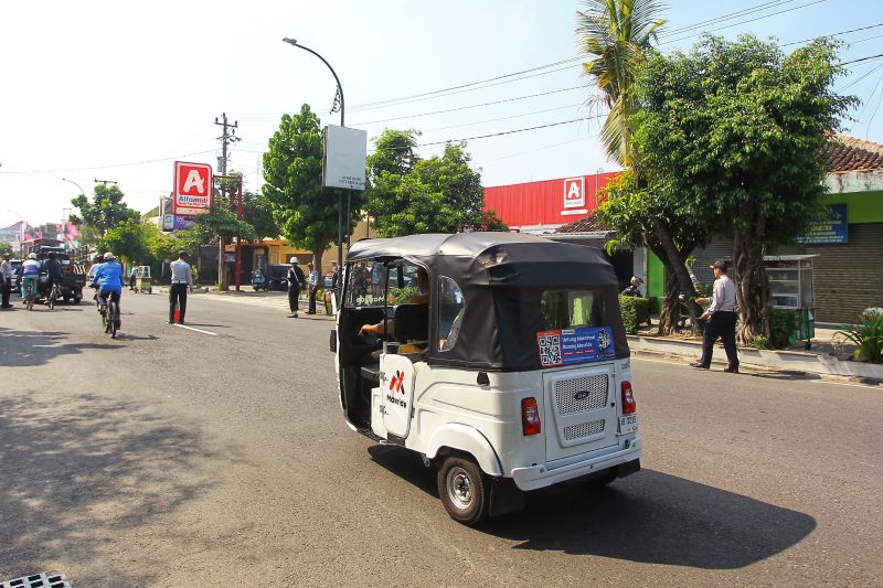 Angkutan umum berbasis online dan berbentuk bajaj, Maxride, hingga kini belum melengkapi izin beroperasi.