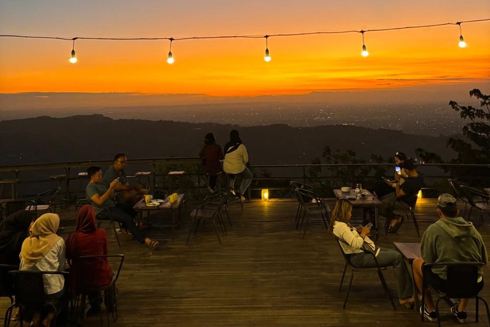 millenial cafe menjadi tempat yang banyak dikunjungi di malam hari