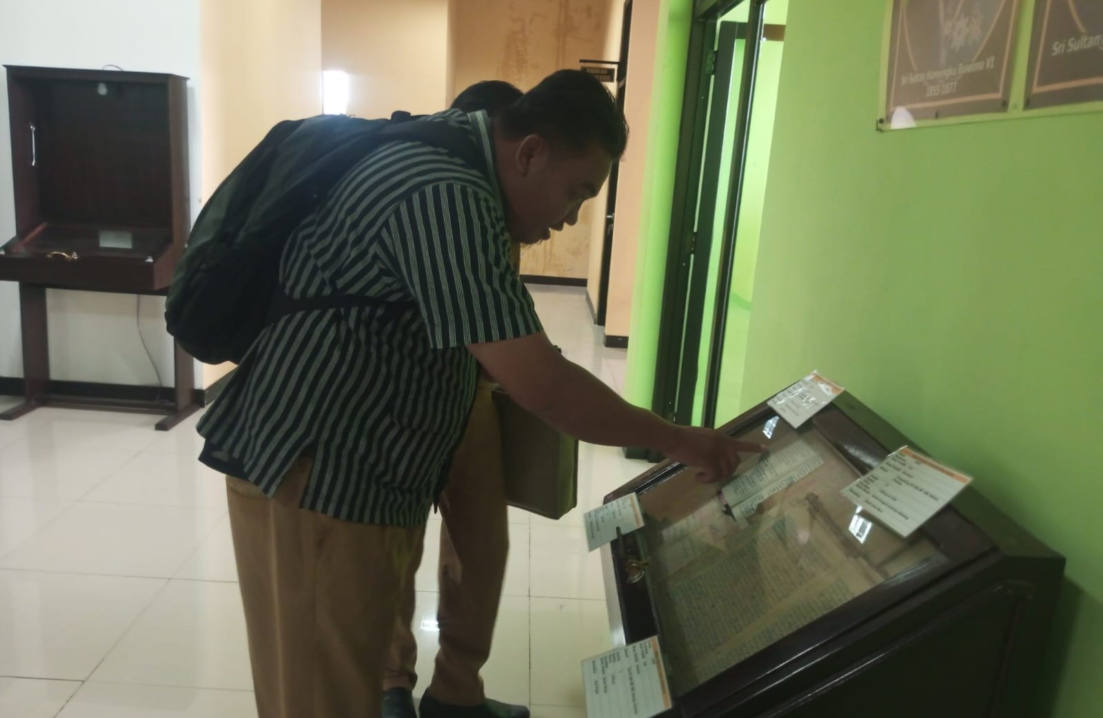 Pengujung di Dinas Perpustakaan dan Arsip Gunungkidul sedang melihat naskah kuno.