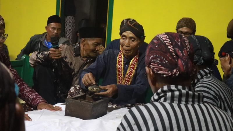 Selama 400 tahun ritus Cupu Panjala berjalan, pihak juru kunci tidak pernah memberikan tafsir atas gambaran yang muncul.  &nbsp;