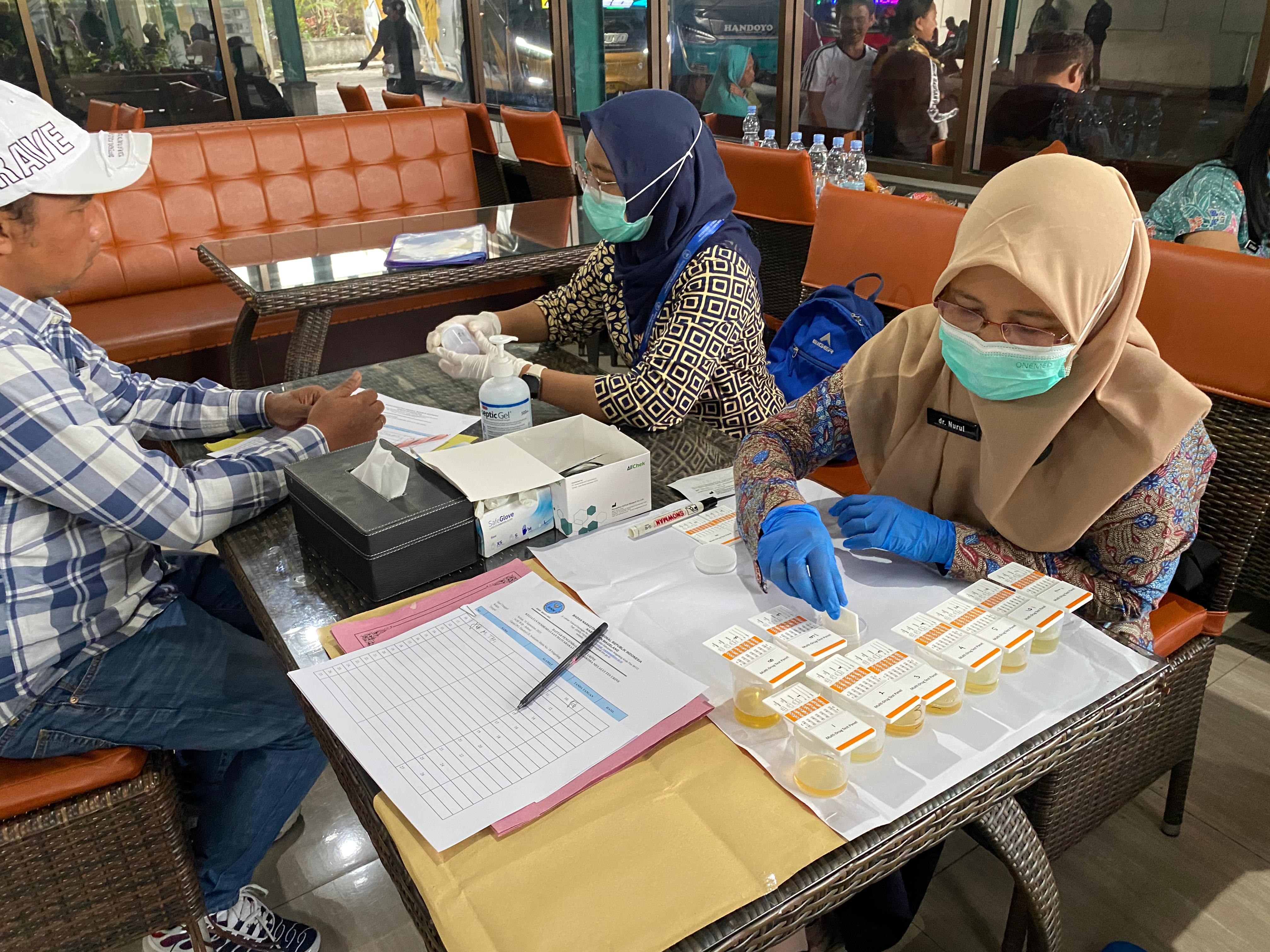 BNNK Magelang melakukan tes urine kepada kru bus PO Handoyo sebagai tindak lanjut kerja sama, Selasa (30/9).  &nbsp;