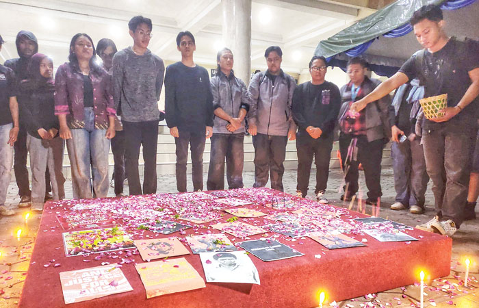 SOLIDARITAS: Sejumlah aktivis mahasiswa dari BEM KM UNY menggelar aksi bertajuk September Hitam di kompleks Kampus UNY, Senin (30/9).