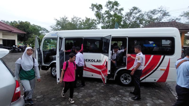 MUDAH: Siswa SLB N 1 Kulon Progo diturunkan dari bus setelah sampai di sekolah.&nbsp;