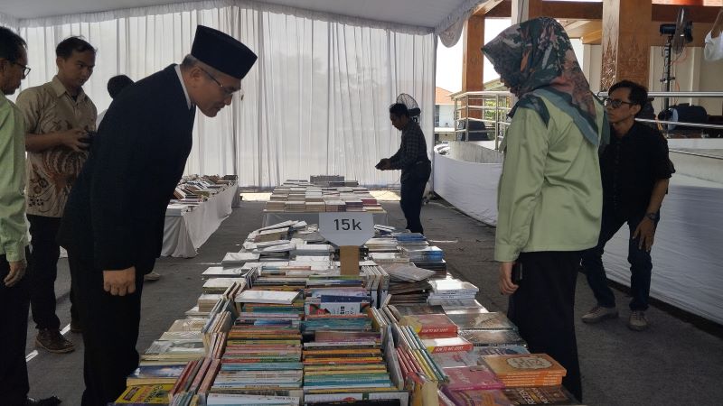 BERKUNJUNG: Bupati Abdul Halim Muslih sedang melihat bazar buku di Festival Literasi di Pendopo Parasamya II Pemkab Bantul Rabu (1/10).