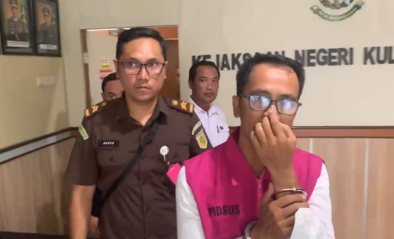 Kepala Badan Usaha Kredit Pedesaan (BUKP) Galur, Untoro Wiyadi sebagai tersangka tindak pidana korupsi.