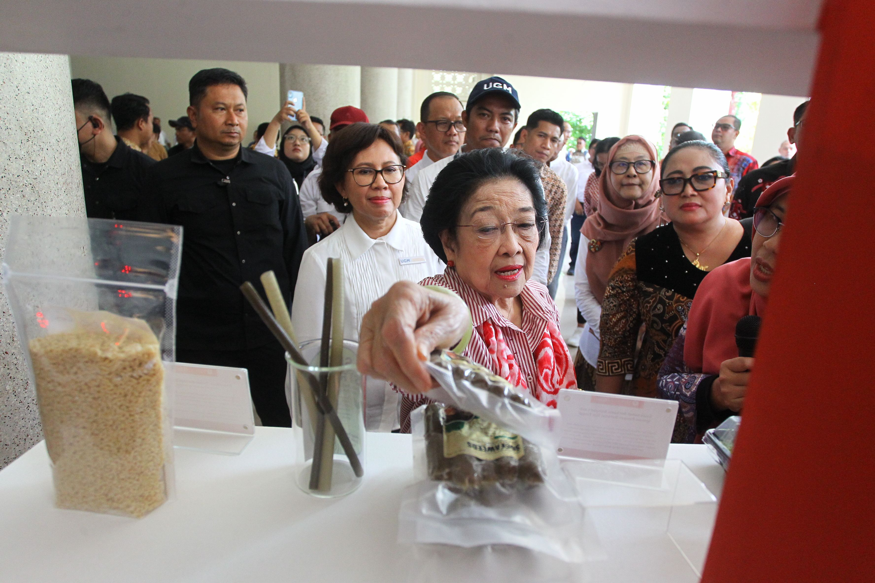 Presiden ke-5 RI yang juga Ketua Dewan Pengarah Badan Riset dan Inovasi Nasional (BRIN) Megawati Soekarnoputri mengunjungi pameran pengembangan pengelolaan biodiversitas di Balairung Kampus UGM,
