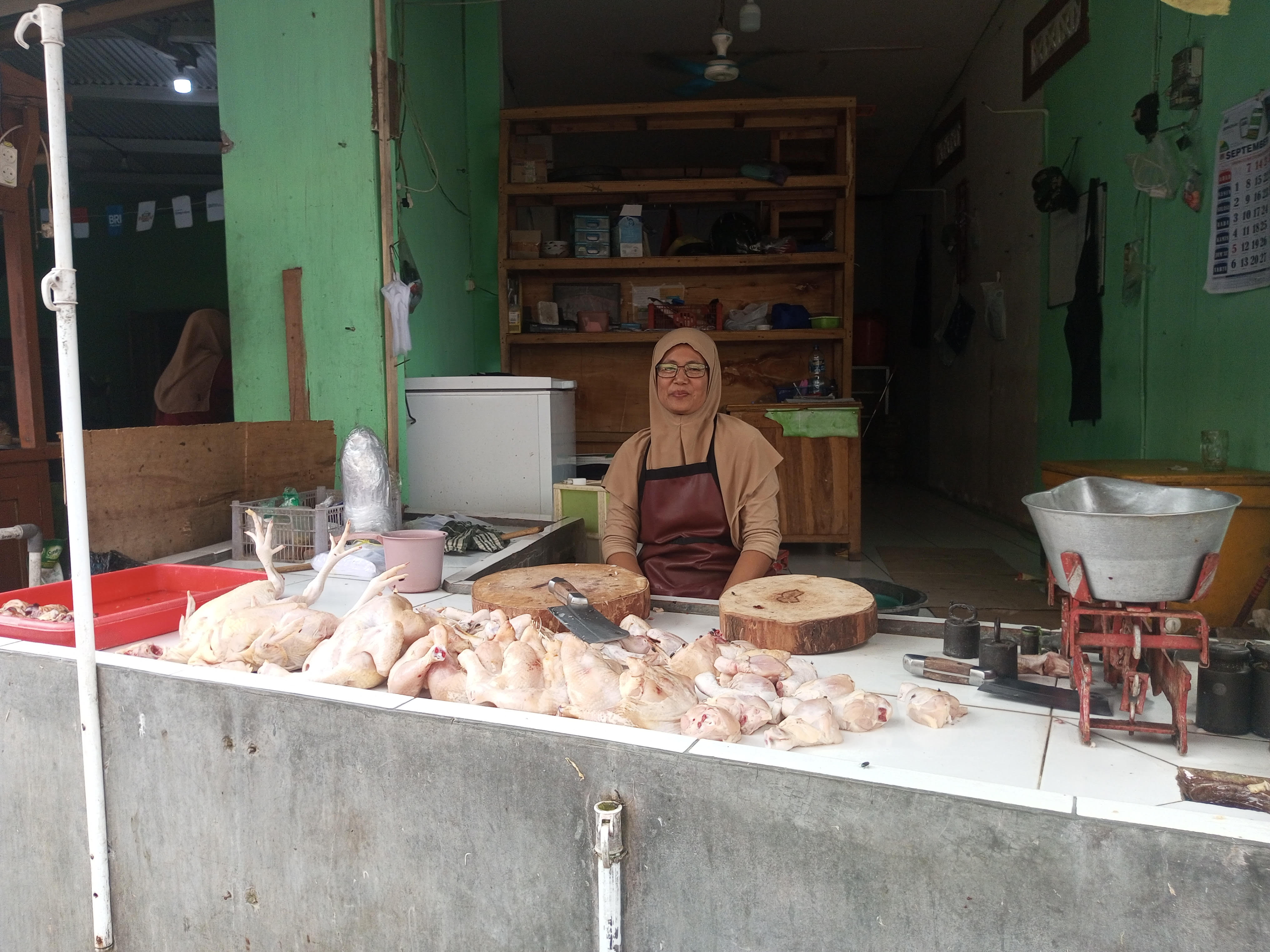 MENUNGGU KONSUMEN: Penjual ayam potong ras di Pasar Argosari Wonosari.