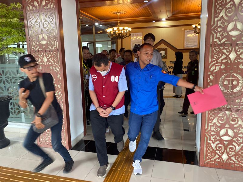 Kejaksaan Tinggi (Kejati) DIY menetapkan Eka Suryo Prihantoro sebagai tersangka dugaan tindak pidana korupsi pengadaan layanan bandwidth internet tahun 2022 sampai 2024.